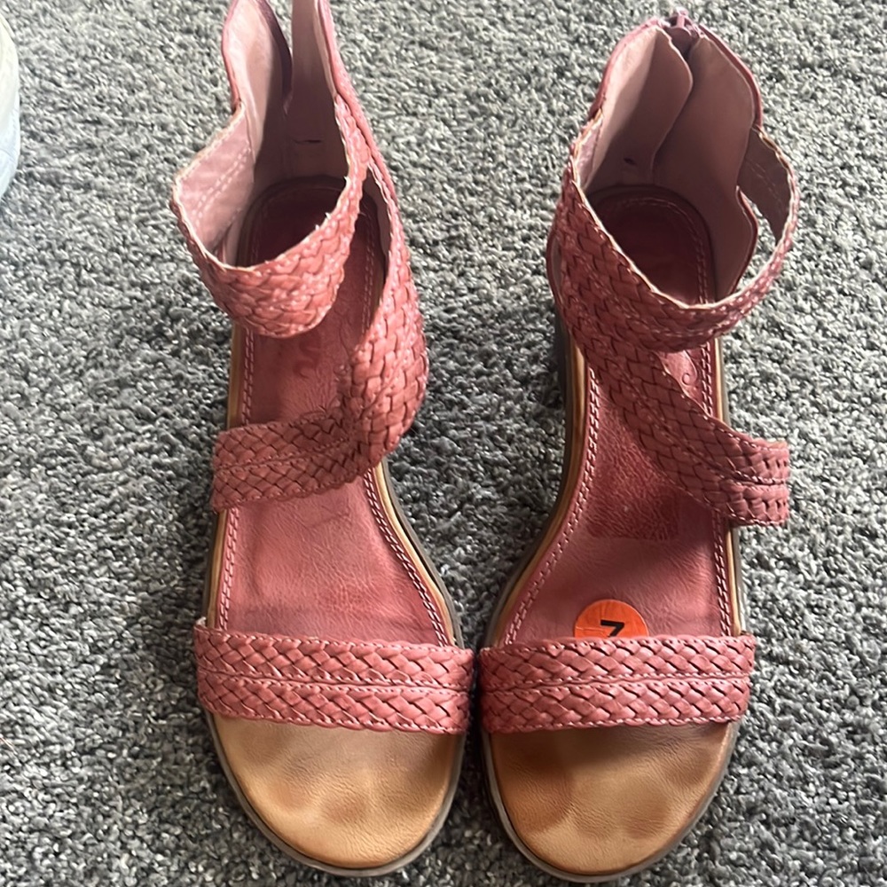 Women’s sandals